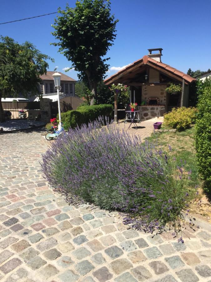 Vila Belle Maison De Famille Usson-en-Forez Exteriér fotografie